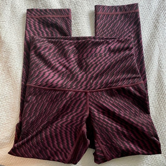 Lululemon crops - RARE PATTERN! 🍋 - Picture 3 of 4